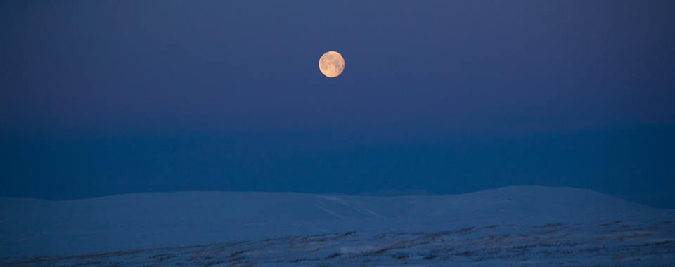 Vollmond über der Landschaft Islands